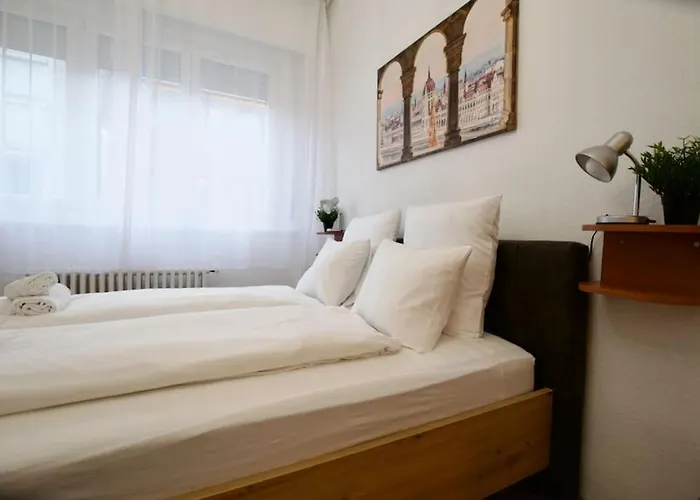 Standard By Hi5- Aranykez Budapesta