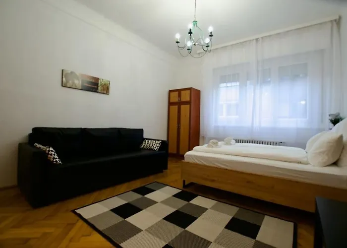 Standard By Hi5- Aranykez Budapesta