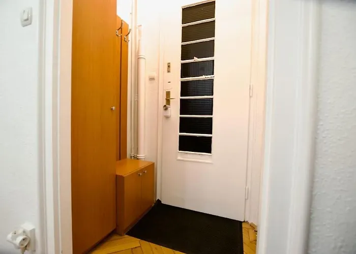 Standard By Hi5- Aranykez Budapesta